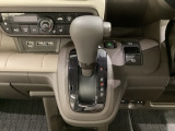CVT車のセレクトレバーです。低速から高速まで、変速ショックのないスムーズな走りと、エンジン効率のよい領域を維持して燃費にも貢献します。サイドブレーキはスイッチ操作の電子制御パーキングブレーキです。