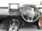 運転席からの視界はこんな感じです☆お気軽にご来店いただき、実際に座って是非お確かめください。ドライバーに寄り添う快適な操作フィールをもたらすステアリングです。