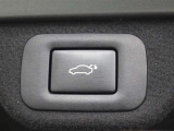 スマートキーを携帯していれば、リヤバンパーの下に足を出し入れするだけで、トランクリッドが自動開閉します。両手が荷物でふさがっている時などに便利です。