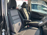 ゆとりある運転席で窮屈感やストレスなく運転をすることができます!