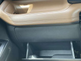 グローブボックスは奥行きがあり、日常品や車検証、その他の収納に便利です!