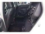 【チップアップシート 】座面を跳ね上げることで、後席足元に高さのある荷物を積むことができます!