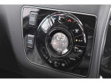 オートエアコンで温度を設定するだけで快適な車内環境を維持することができます!