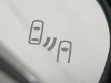 【ブラインドスポットモニター】走行中、ドアミラーの死角になりやすい箇所に後続車が接近するとサイドミラーのレンズに警告を表示!ドライバーに注意喚起をしてくれます。
