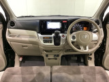 車内は光触媒抗菌消臭施工済です。スタイリッシュなデザインで暖かみのあるインパネ周りを演出します。グローブボックスやカップホルダーのほかにトレーなどたくさんの収納スペースが装備されています。