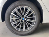 BMWの純正アロイホイールは軽量かつ強度にも優れているホイールで走行性能を引き上げる設計になっております。足元にもBMWは妥協がなくこだわっている個所になります。