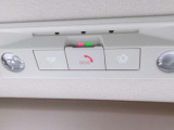 SOSコールが装備されており緊急時にこのボタンを押すと専用オペレーターに自動接続されます。(ご利用には別途費用が掛かります)