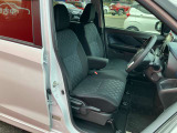 ゆったり座り心地の良い運転席シート、状態も良好です!!!センターアームレストも付いています。