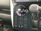 【オートエアコン】一度お好みの温度に設定すれば、車内の温度を検知し風量や温度を自動で調整。暑い&hellip;寒い&hellip;と何度もスイッチ操作をする必要はありません。快適な車内空間には必須の機能ですね♪
