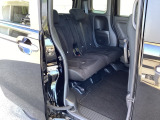 スライドドアだから、隣の車との距離が近い駐車場でも安心。チャイルドシートへの乗せ降ろしや、大きな荷物の積み込みもストレスなく行えます。