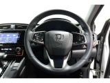 運転中もハンドルでの操作が可能です。特に高速道路等の目が離せない運転時には、便利さだけでなく、安全性も兼ね備えております。