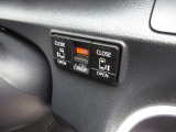 両側電動スライドドア。荷物で手が塞がる時でも簡単にドアの開閉が出来ます。何より力いらずで開閉OK。女性やお年寄りにも優しい。電動機能はOFFにもできますから元気なお子様の駆け出しも安心。