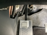 パーキングブレーキは、フットブレーキタイプです。