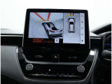 サイドクリアランスビュー表示中に、旋回時の運転操作に合わせて自動で車両を斜め後方から見たような映像を表示。