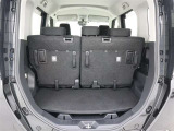 大きく開き荷物が積みやすい シートアレンジでスペースを広く使うことも可能です