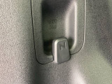 コンビニフックが付いています。ちょっとした荷物が掛けられ、運転中に荷物が転がるのを防げます。あると嬉しい便利な装備です!