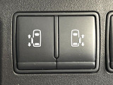 【両側パワースライドドア】スマートキーや運転席のスイッチで後席両側スライドドアの開閉が可能♪電動だから力を入れてドアを開ける必要が無く、小さなお子様でも簡単に開け閉めでき快適です♪