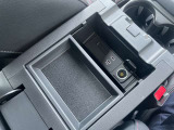 小物入れの中には充電用USB端子2ケ装備♪カープレイも使用可能です。