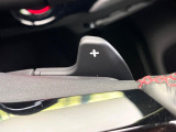 【パドルシフト】ハンドルから手を離さずに素早くシフトアップ&ダウンができるので、エンジンブレーキを使う下り坂や高速道路の合流で加速したい場面で役立ちます。