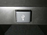 【充電用USB端子】デバイスの充電に便利です。※実際の接続端子は写真で確認or店舗までご気軽にお問合せください♪