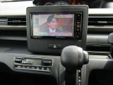 ナビ、エアコン操作パネルとシフトレバー。テレビも見えます