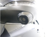 助手席側で見えにくい左前方の映像を、車内のマルチファンクションディスプレイに映し出します。前方への駐車や左寄せ、狭い道でのすれ違いなど、さまざまなシーンで安心して運転できる便利な機能です。