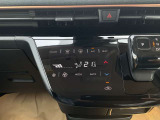 スタイリッシュなデザインのタッチパネル式オートエアコン機能付!パネルに触れるだけで操作ができるので簡単です☆
