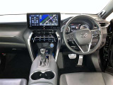 運転席周りのレイアウトをご覧ください。ナビゲーションが綺麗に装着されすっきり収まってますね!