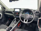運転席まわりです。 各操作スイッチは使いやすい位置に配置されてます。