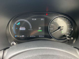 車両情報を的確に伝える先進的なディスプレイを、メーターの中央部に搭載
