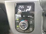 【オートエアコン】一度お好みの温度に設定すれば、車内の温度を検知し風量や温度を自動で調整。暑い&hellip;寒い&hellip;と何度もスイッチ操作をする必要はありません。快適な車内空間には必須の機能ですね♪