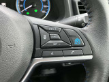 ハンドルの右側にはプロパイロットシステムのスイッチが付いているので、高速道路の運転が楽になりますよ!左側のオーディオ操作のスイッチにて音量調整等をナビを直接触ることなく操作ができます。