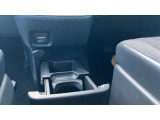 運転席と助手席の間にドリンクホルダー装備しています♪