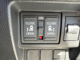 両側電動スライドドアです。リモコンや運転席スイッチ、ドアハンドルの操作で自動開閉。お子様を抱き抱えている時や荷物の多いときなどに便利です!!