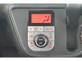 一度お好みの温度に設定すれば、車内の温度を検知し風量や温度を自動で調整。暑い&hellip;寒い&hellip;と何度もスイッチ操作をしなくても大丈夫です。