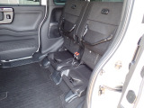 ◆チップアップ&ダイブダウン機構付【ULTR SEAT】は後席座面を左右分割で跳ね上げることができます。トランクで積載できない背の高い荷物をラクラク収納できます。ホンダ車ならではの人気装備です。