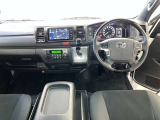 運転席周りのレイアウトをご覧ください。ナビゲーションが綺麗に装着されすっきり収まってますね!