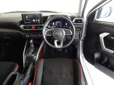 革巻きステアリングで快適な操作性の運転席です。
