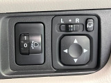 【電動格納ミラー】サイドミラーは電動格納式となっており、狭い駐車場でもキズがつくリスクを抑えられます。