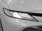 Bi‐Beam LEDヘッドランプは、3層に重なったLEDクリアランスランプで、横方向への広がりと奥行きのある高い質感を表現しています。