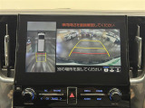 【パノラミックビューモニター】自車周辺をぐるりと俯瞰できるカメラで危険を察知。上空からの映像で自動車や障害物の位置が詳細に確認できるので、狭い駐車場でも安心して駐車できますね。