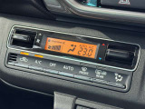 温度を設定するだけで車内を快適に保つフルオートエアコン。さらに「ナノイーX」搭載で空気中の菌やニオイを抑制し、いつでも清潔で心地よい空間を提供します。