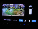 バックカメラの画像です。ガイドラインがスムースな車庫入れをサポートいたします。車庫入れの安心感がアップしますね。