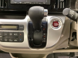 CVT車のセレクトレバーです。低速から高速まで、変速ショックのないスムーズな走りを実現するとともに、エンジン効率のよい領域を維持することで燃費にも貢献します。