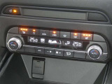 【オートエアコン】車内温度を感知して自動で温度調整をしてくれるのでいつでも快適な車内空間を創り上げます!どの席に座っても快適なドライブが楽しめます♪