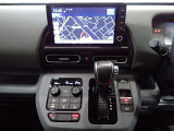 運転席からも手が届きやすく、操作しやすい空調コントロールパネル。オートエアコンなので操作の煩わしさが無くオールシーズン快適にドライブできます。快適空間で運転に集中できますね。