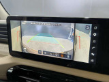 車両の真上からの俯瞰映像と側面の映像を2画面で同時表示。幅寄せや縦列駐車、狭い道でのすれ違い時にも障害物との距離感が把握しやすく安心です。