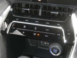 【オートエアコン】車内温度を感知して自動で温度調整をしてくれるのでいつでも快適な車内空間を創り上げます!どの席に座っても快適なドライブが楽しめます♪