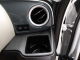 運転席のカップホルダーはエアコンの吹き出し口にありますので冷やしたり温めたりすることが出来ます☆
