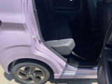 軽とは思えないほどの室内空間。リヤシート空間も足が組めるほど広く、4人乗車でもリラックスしてドライブが楽しめます。